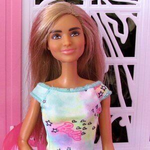BARBIE w FASHION EYEBROWS, 2018 BEACH TAN w HAT, DRESS, SHOES, SWIMSUIT; SMIRK